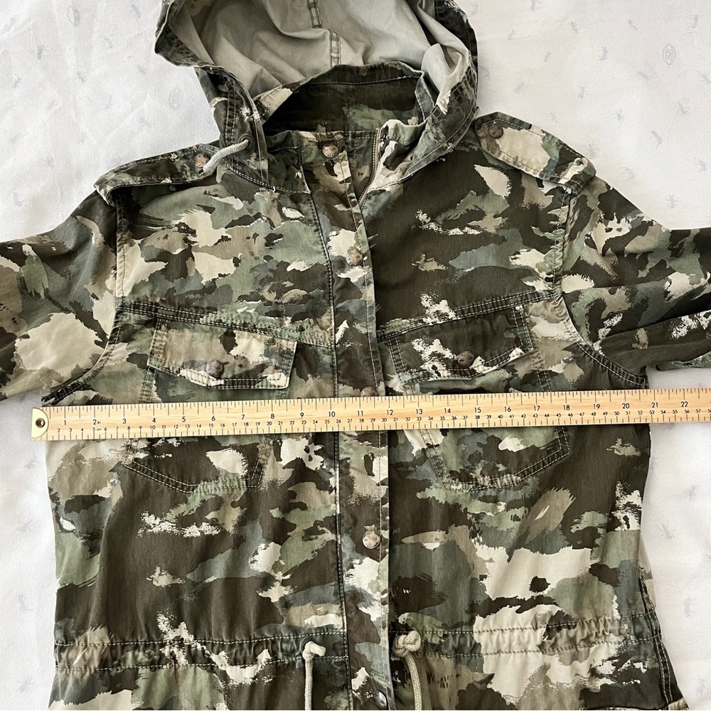Aritzia Talula Hooded Camouflage Print Utilitarian Cargo Jacket - Size Medium - Picture 15 of 16